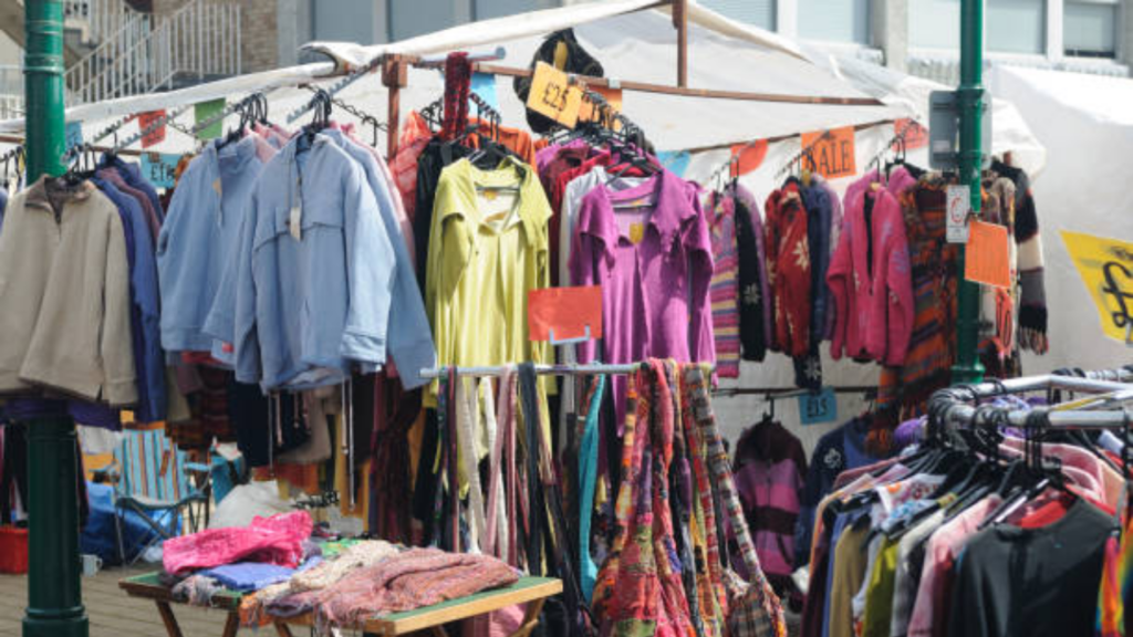 barraca de roupas na feira